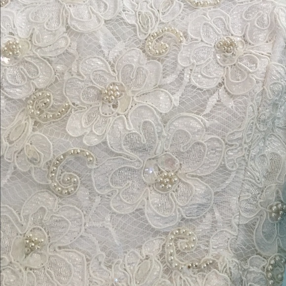 White lace wedding dress with pearl detail - Picture 4 of 8